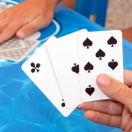 心理戦が熱いカードバトルゲームで勝ち切る！逆転を呼ぶ手札運用術