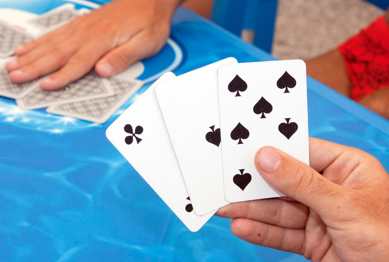 心理戦が熱いカードバトルゲームで勝ち切る！逆転を呼ぶ手札運用術