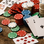 ポーカー役早見表を片手に即決！もう迷わないハンド読みテクニック