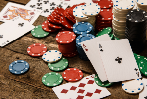 ポーカー役早見表を片手に即決！もう迷わないハンド読みテクニック