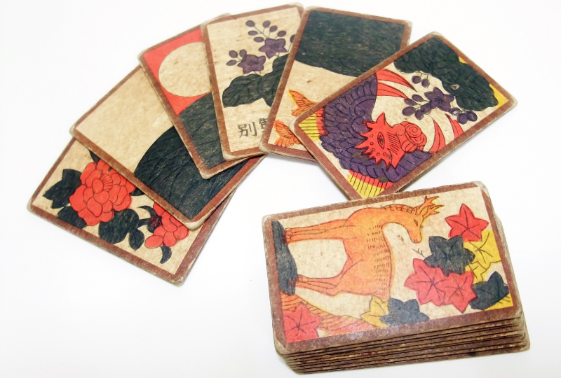 いま注目の日本伝統ゲームに挑戦!奥深い役と四季の美を味わう